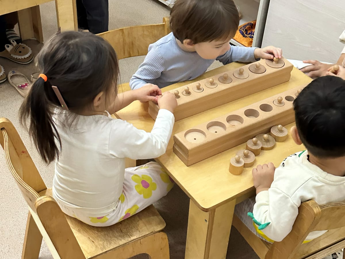 Montessori silindr bloklari bilan ishlayotgan bolalar