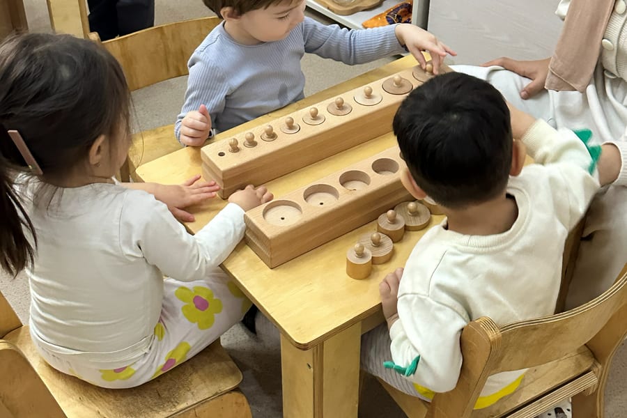 Casa 3–6 sinfida Montessori materiallari bilan ishlayotgan bolalar