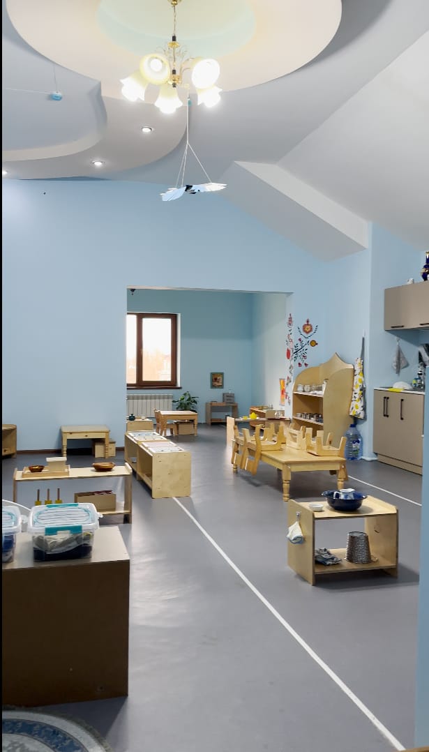 Past javonlar va bola bo'yiga mos mebelli Toddler Community sinfi