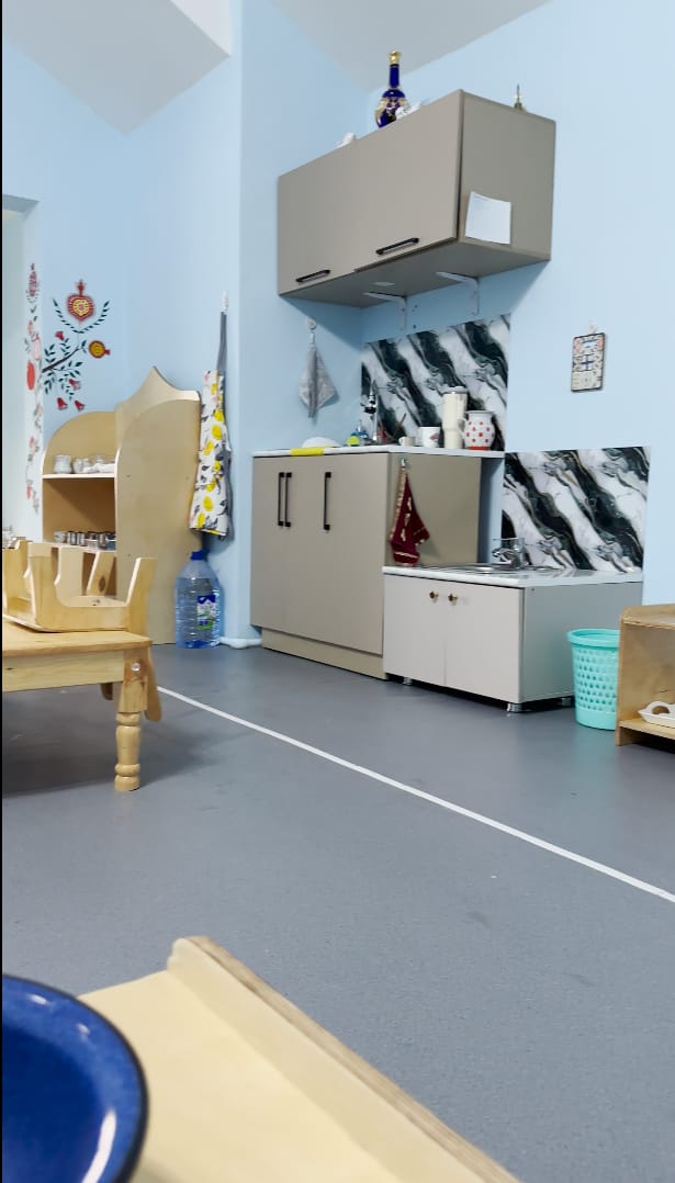 Bola bo'yiga mos oshxonasi bo'lgan amaliy hayot burchagi